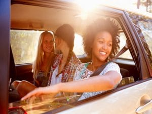drie vrouwen in een auto